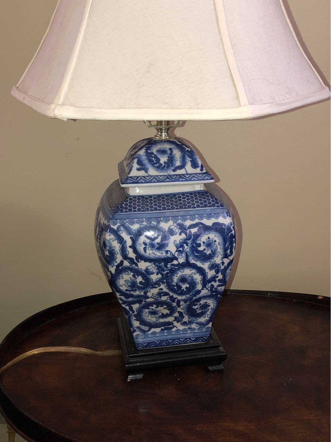 Hitiques — Beautiful Blue And White Asian Inspired Lamp